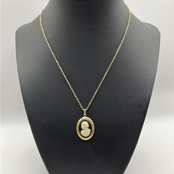 Vintage Goldtone Chain Black & White Cameo Pendant Necklace - Picture 2 of 4